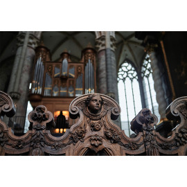 Wanddecoratie © Jef Folkert - Houten engeltje luistert naar het kerkorgel op de achtergrond (6221.1068)
