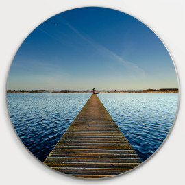 Muurcirkel © Jef Folkert - Op een houten loopbrug dwars door het frisblauwe meer in de avondzon (6221.1063)